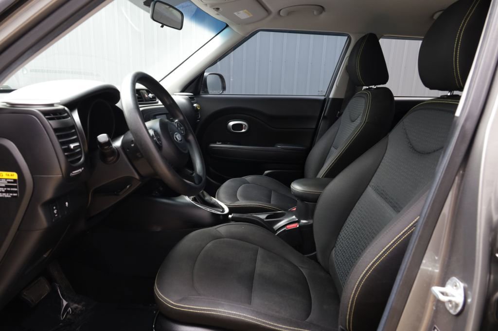 Used 2016 Kia Soul + FWD image 12