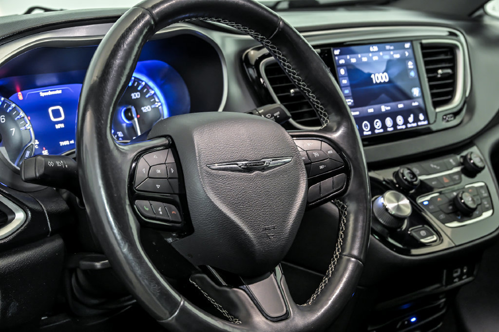 Used 2020 Chrysler Pacifica Touring-L Plus w/ S Appearance Package FWD image 16