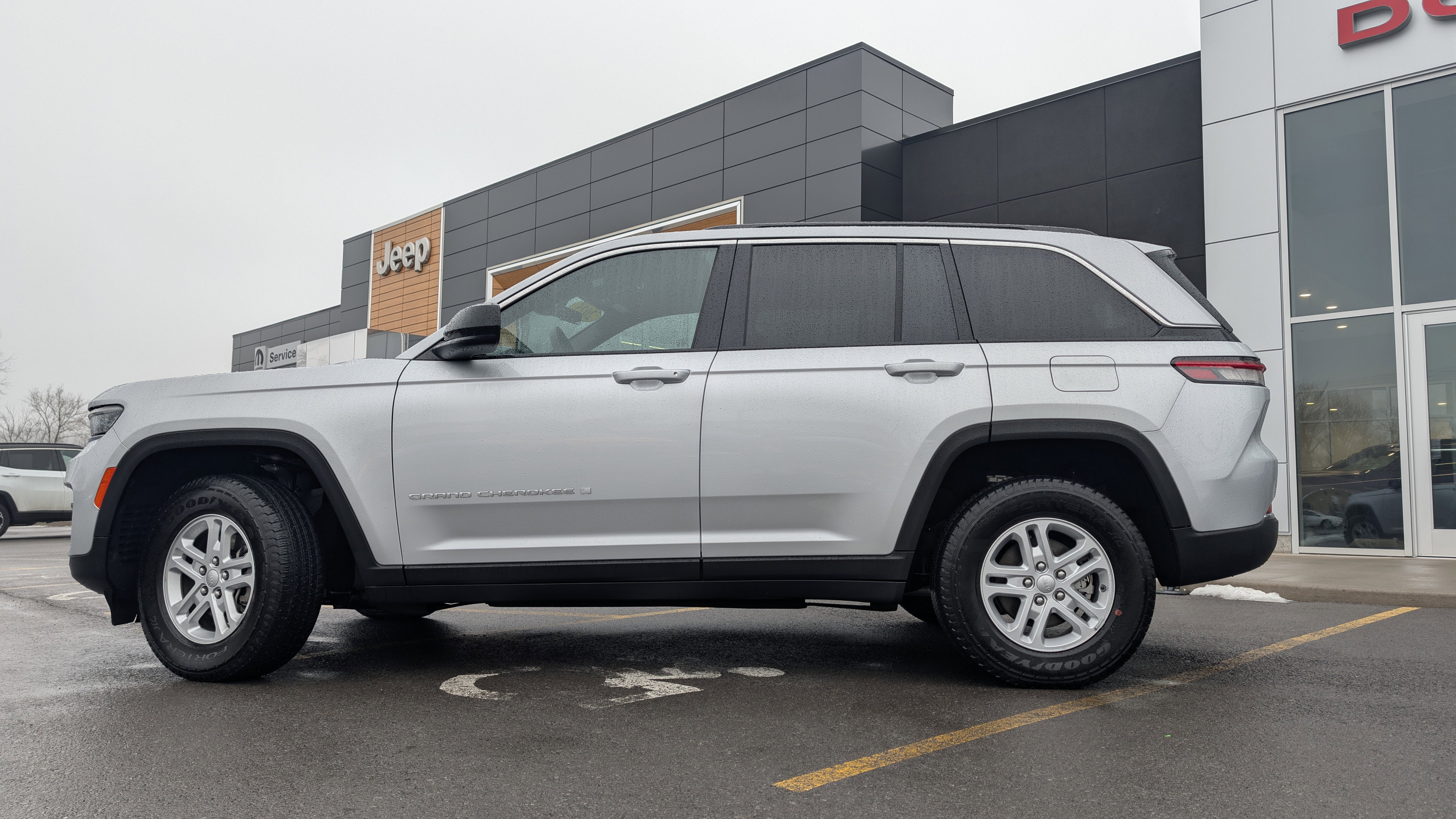 New 2025 Jeep Grand Cherokee Laredo image 8