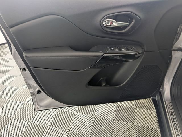 Used 2020 Jeep Cherokee Latitude Plus image 10