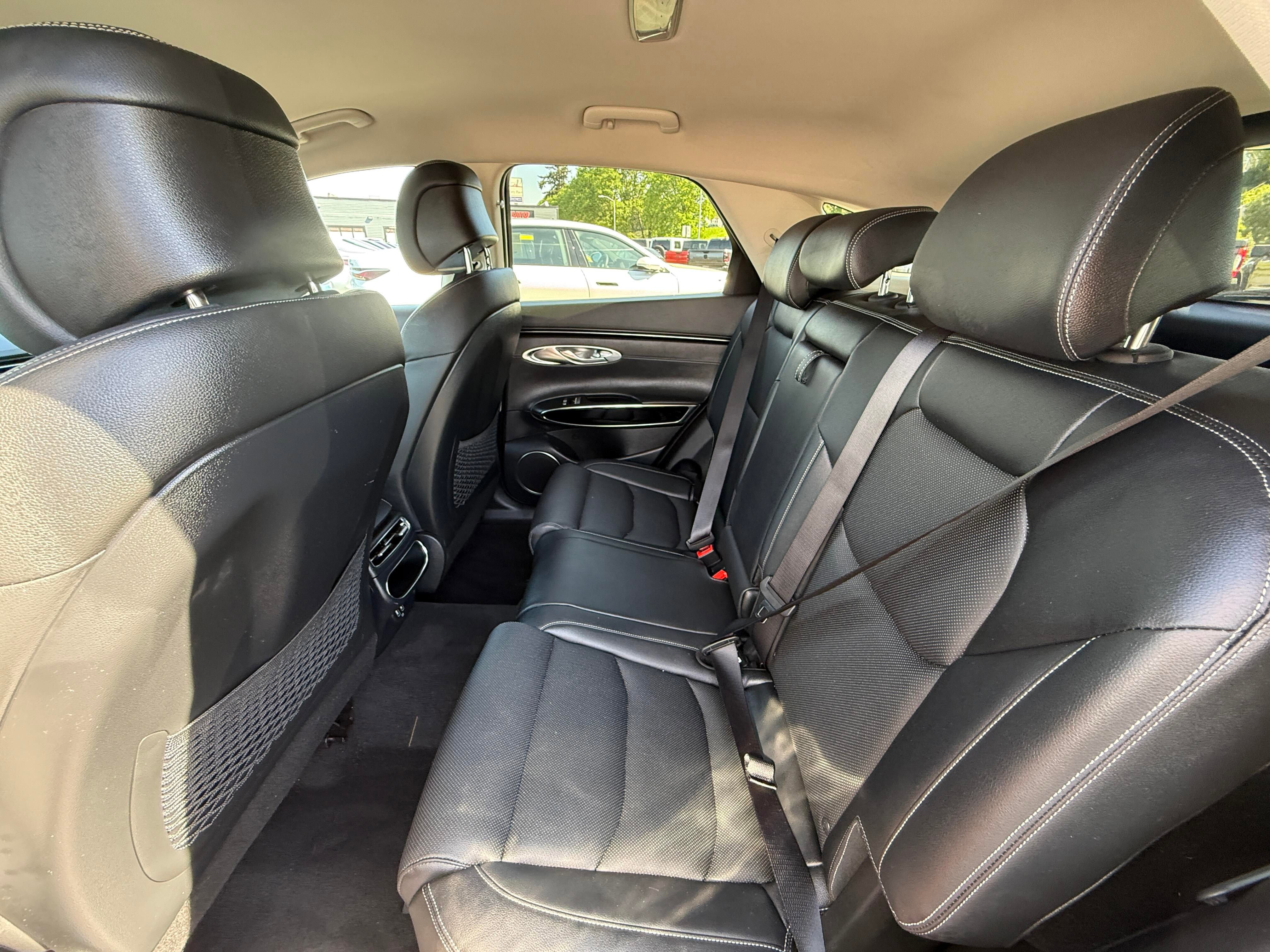 Used 2025 Genesis GV70 2.5T AWD/4WD image 6