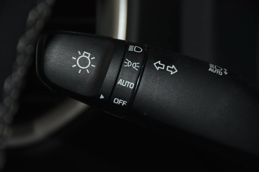 Certified 2025 Hyundai Venue SEL FWD image 18
