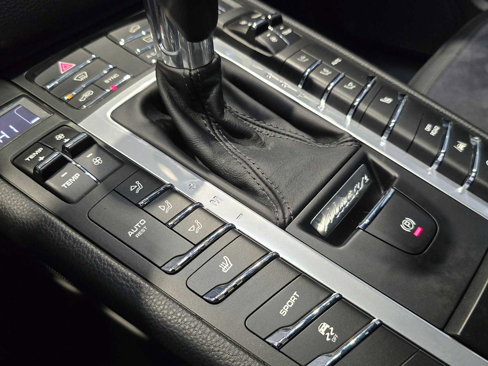 Used 2018 Porsche Macan image 32