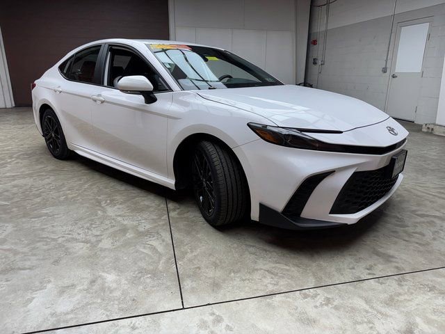 Used 2025 Toyota Camry SE image 7