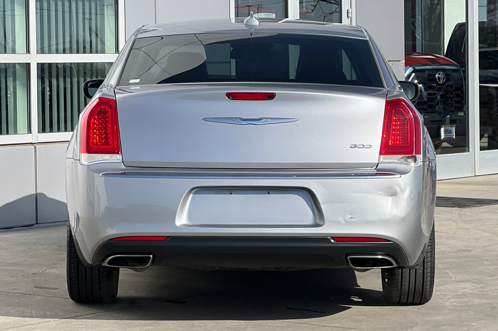Used 2018 Chrysler 300 Limited image 5