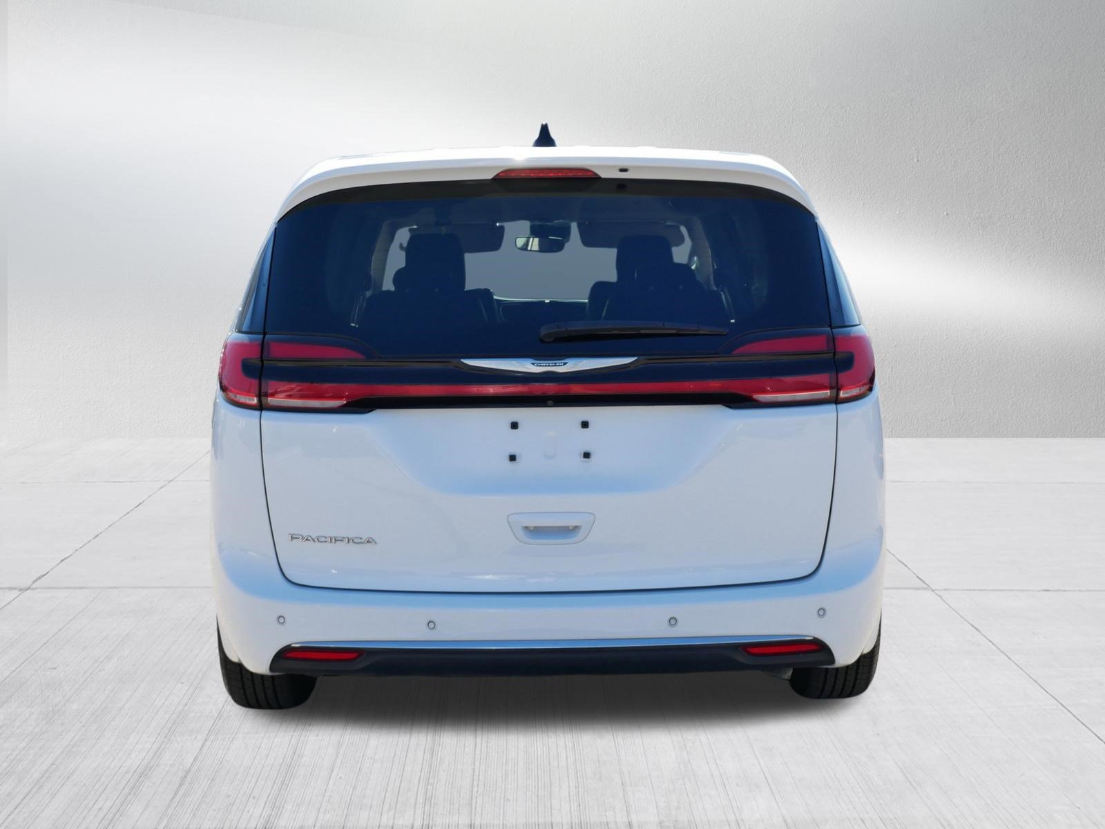 Used 2023 Chrysler Pacifica Touring-L FWD image 5