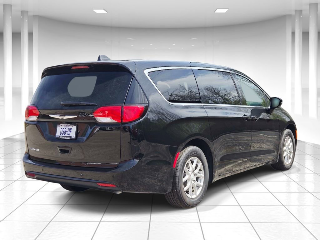 Used 2026 Chrysler Voyager LX image 3