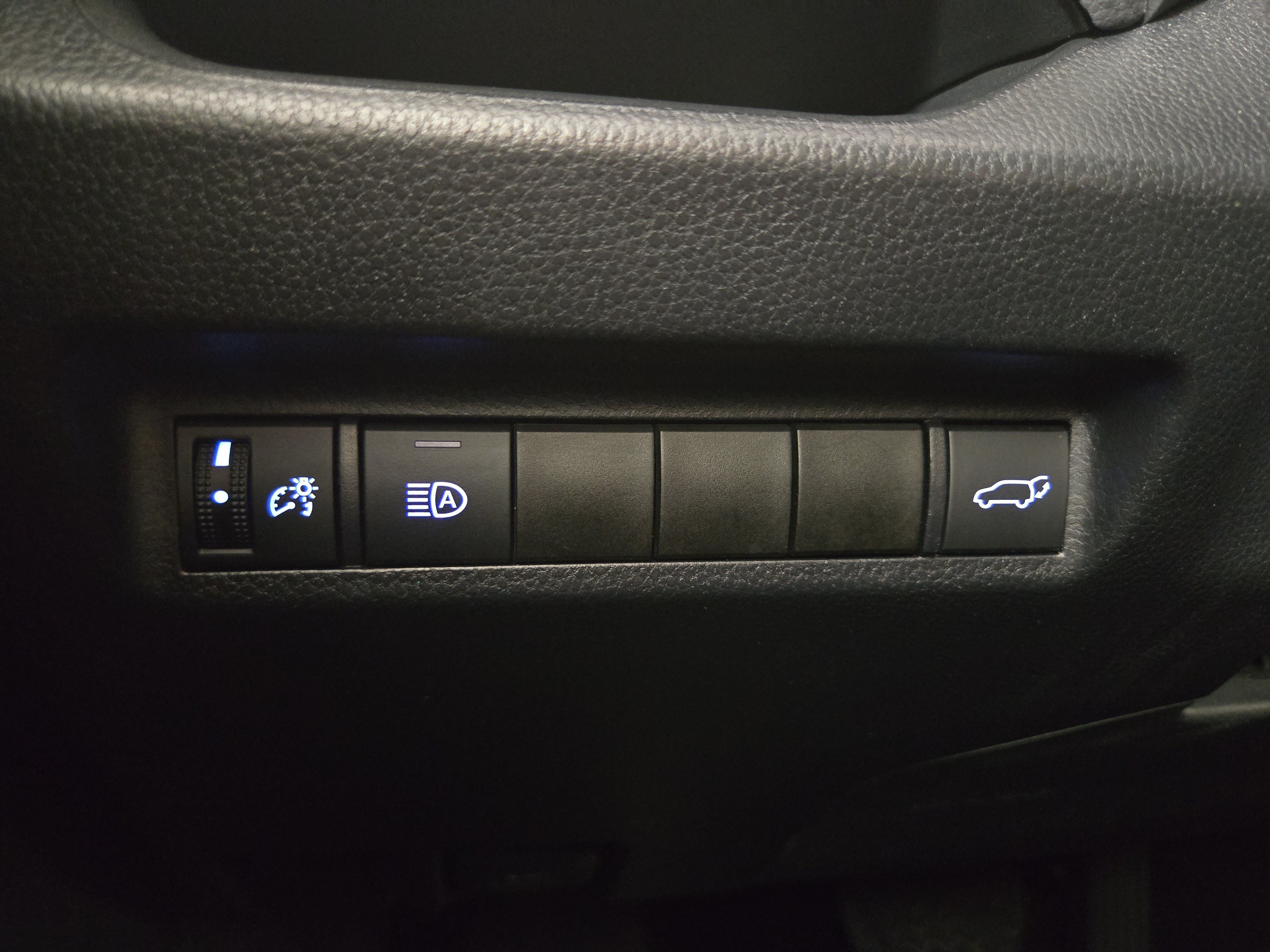 Used 2020 Toyota RAV4 XLE w/ Convenience Package FWD image 26