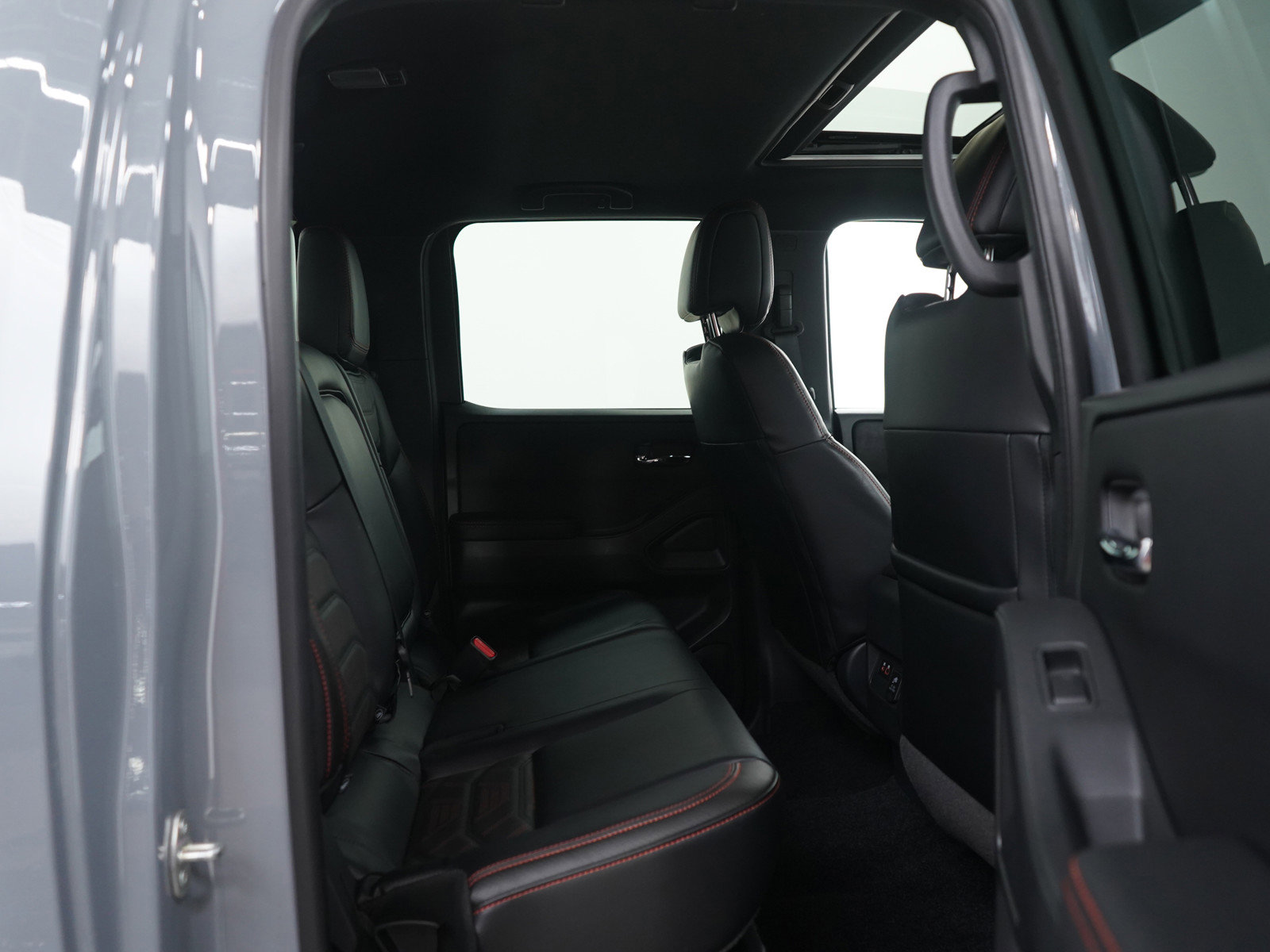 Used 2025 Nissan Frontier PRO-4X w/ Pro Premium Package image 11