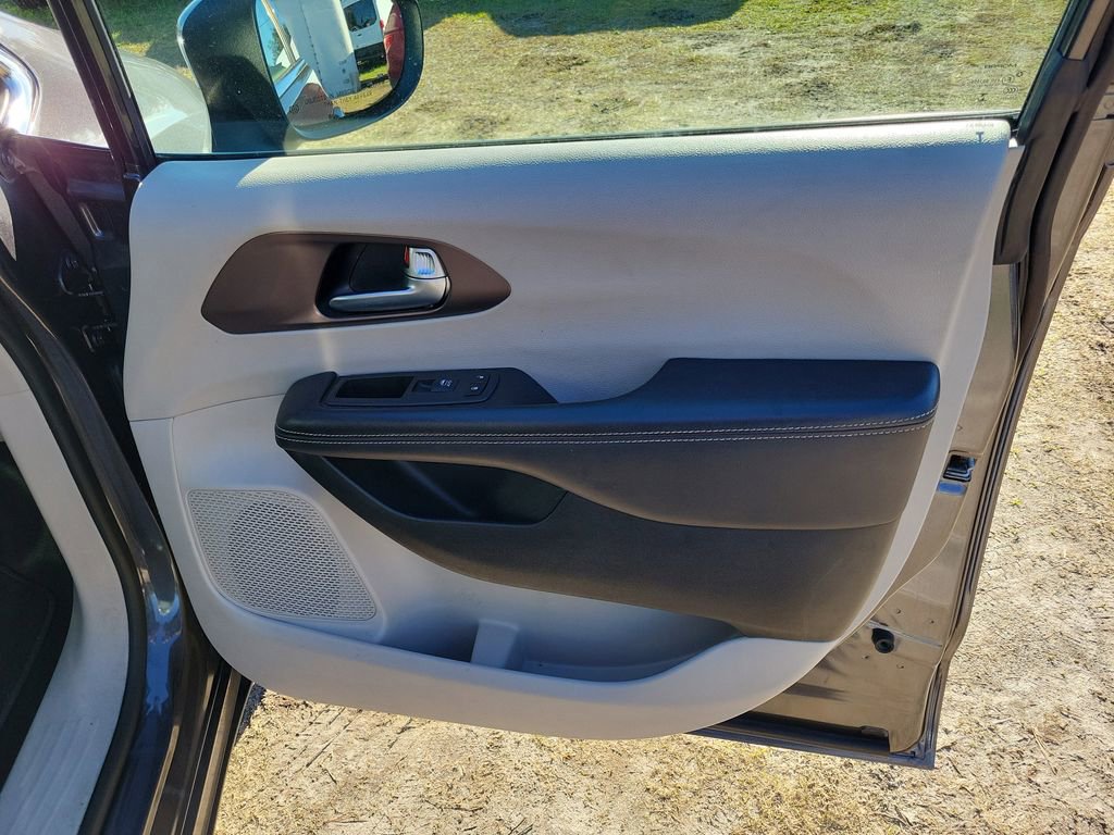 Used 2023 Chrysler Voyager LX image 37