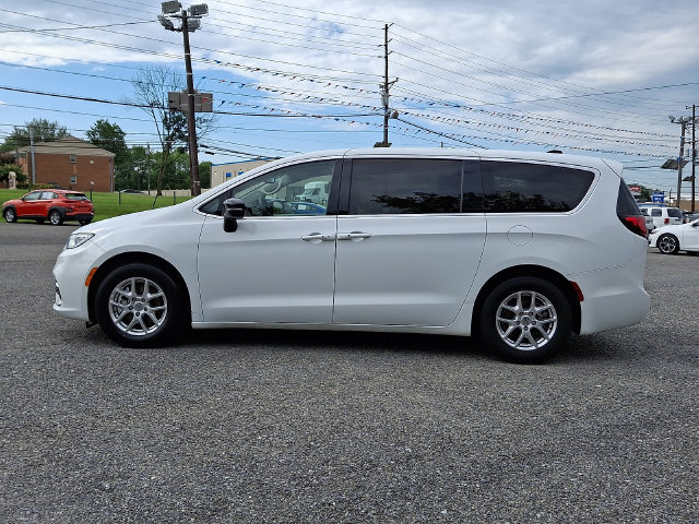 Used 2024 Chrysler Pacifica Touring-L FWD image 8