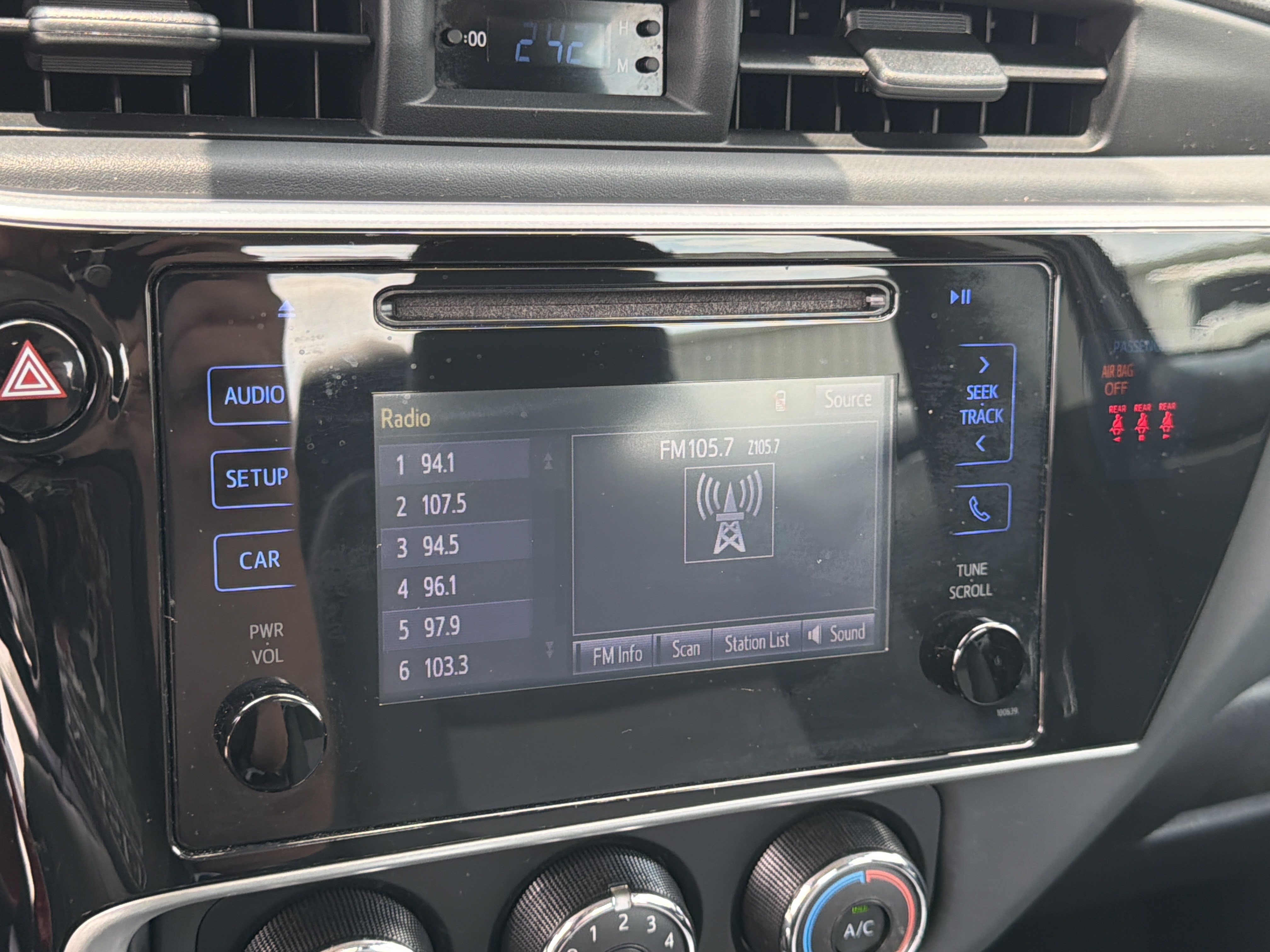 Used 2018 Toyota Corolla L FWD image 33