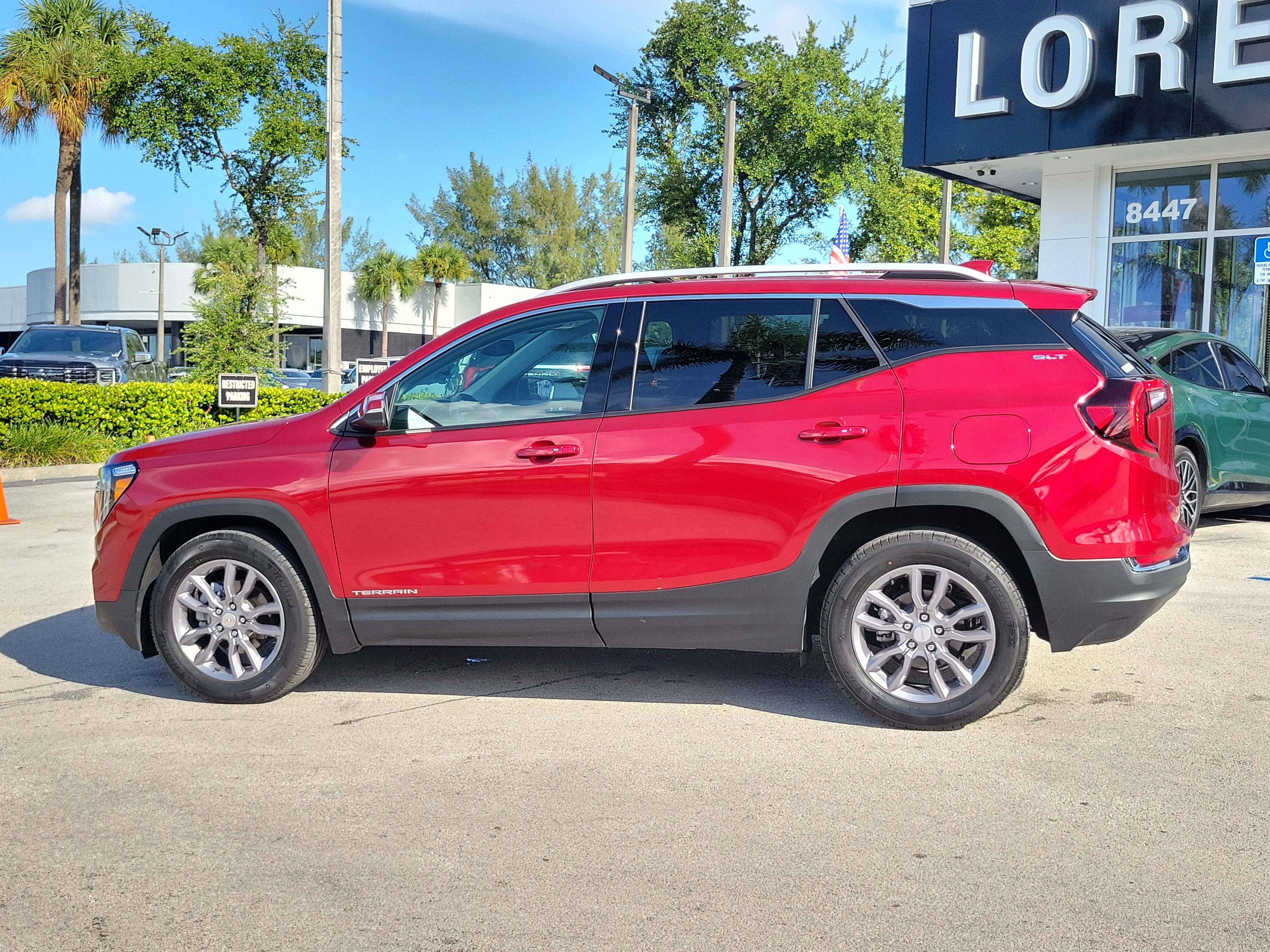 Used 2024 GMC Terrain SLT FWD image 8