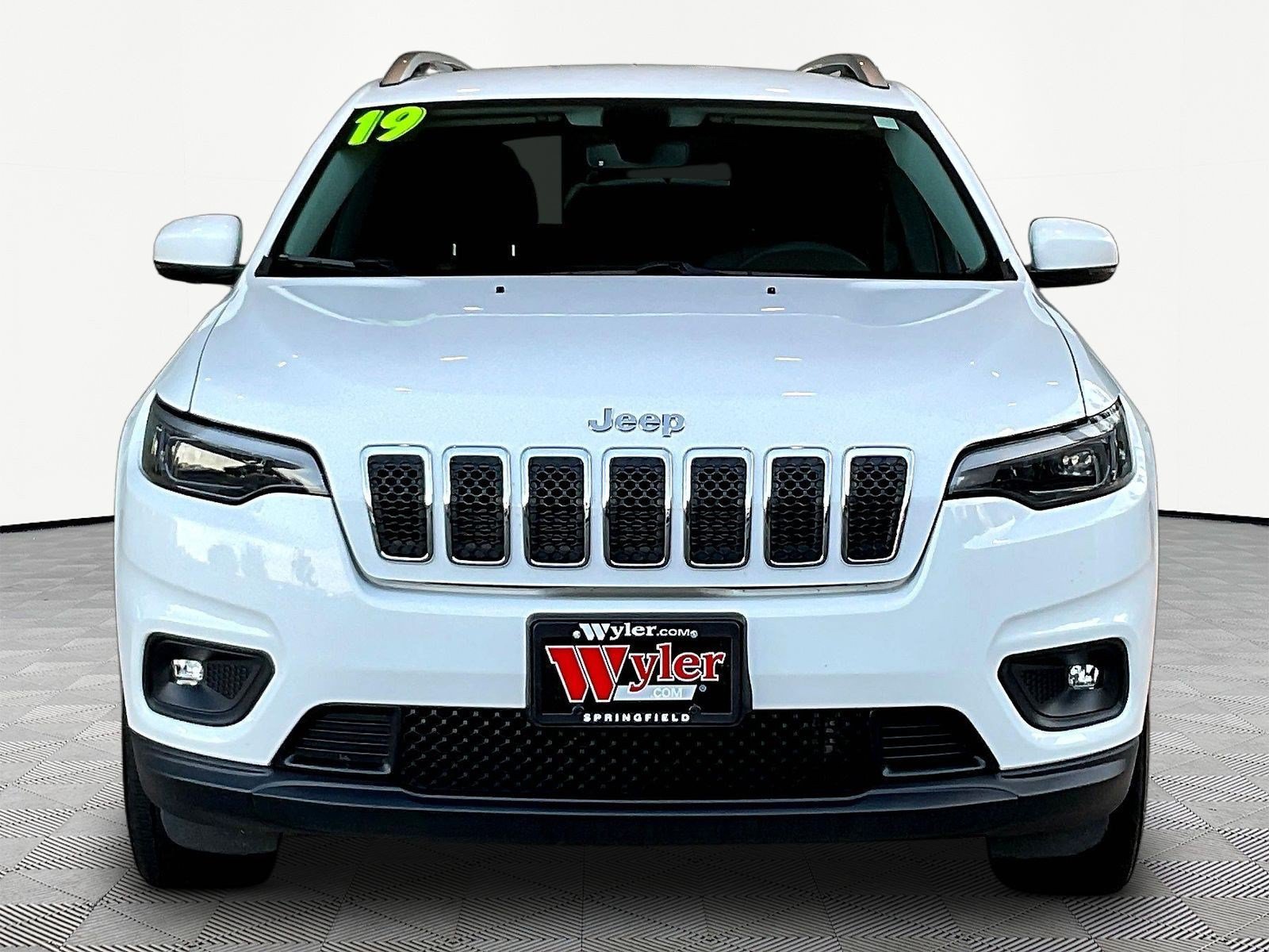 Used 2019 Jeep Cherokee Latitude Plus w/ Comfort/Convenience Group AWD/4WD image 2