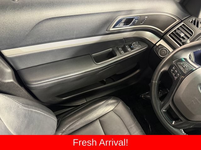 Used 2016 Ford Explorer XLT w/ Equipment Group 202A AWD/4WD image 32