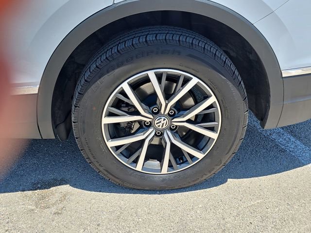 Used 2018 Volkswagen Tiguan SE AWD/4WD image 33