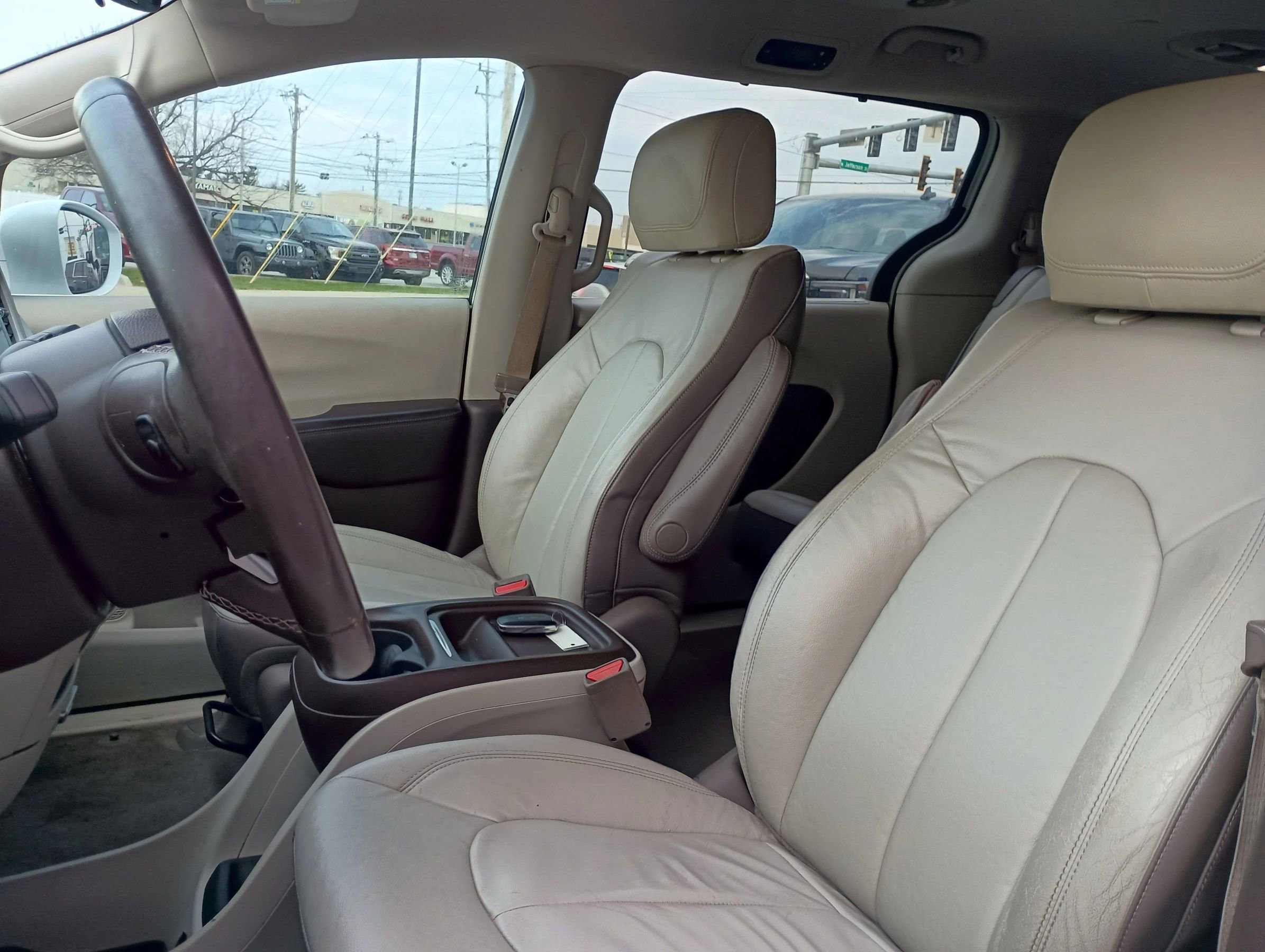 Used 2017 Chrysler Pacifica Touring-L image 9