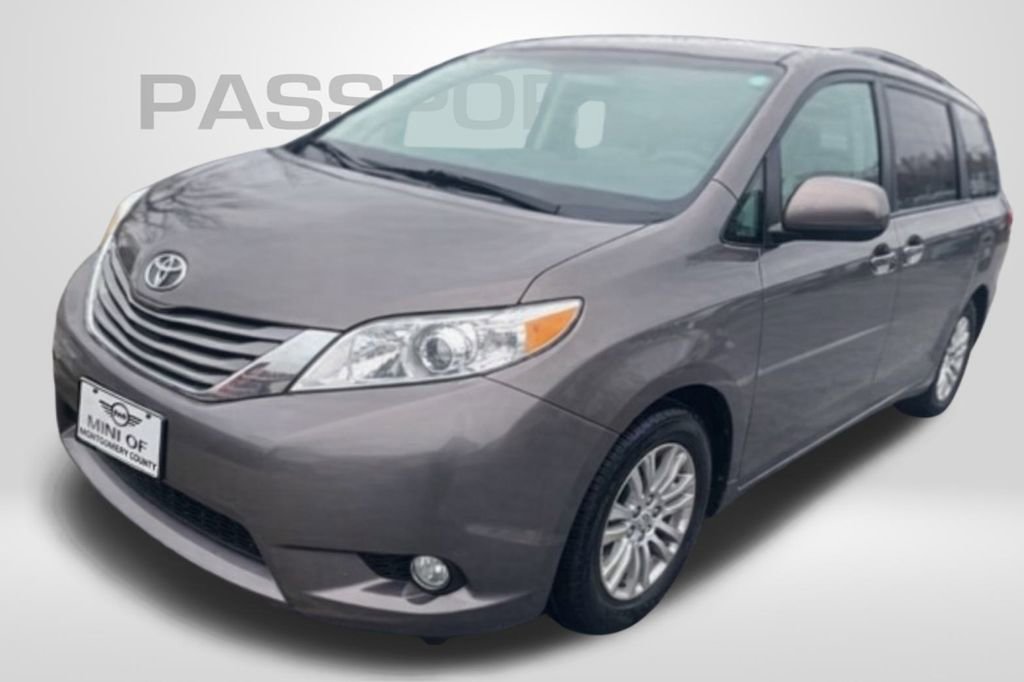 Used 2013 Toyota Sienna XLE image 1