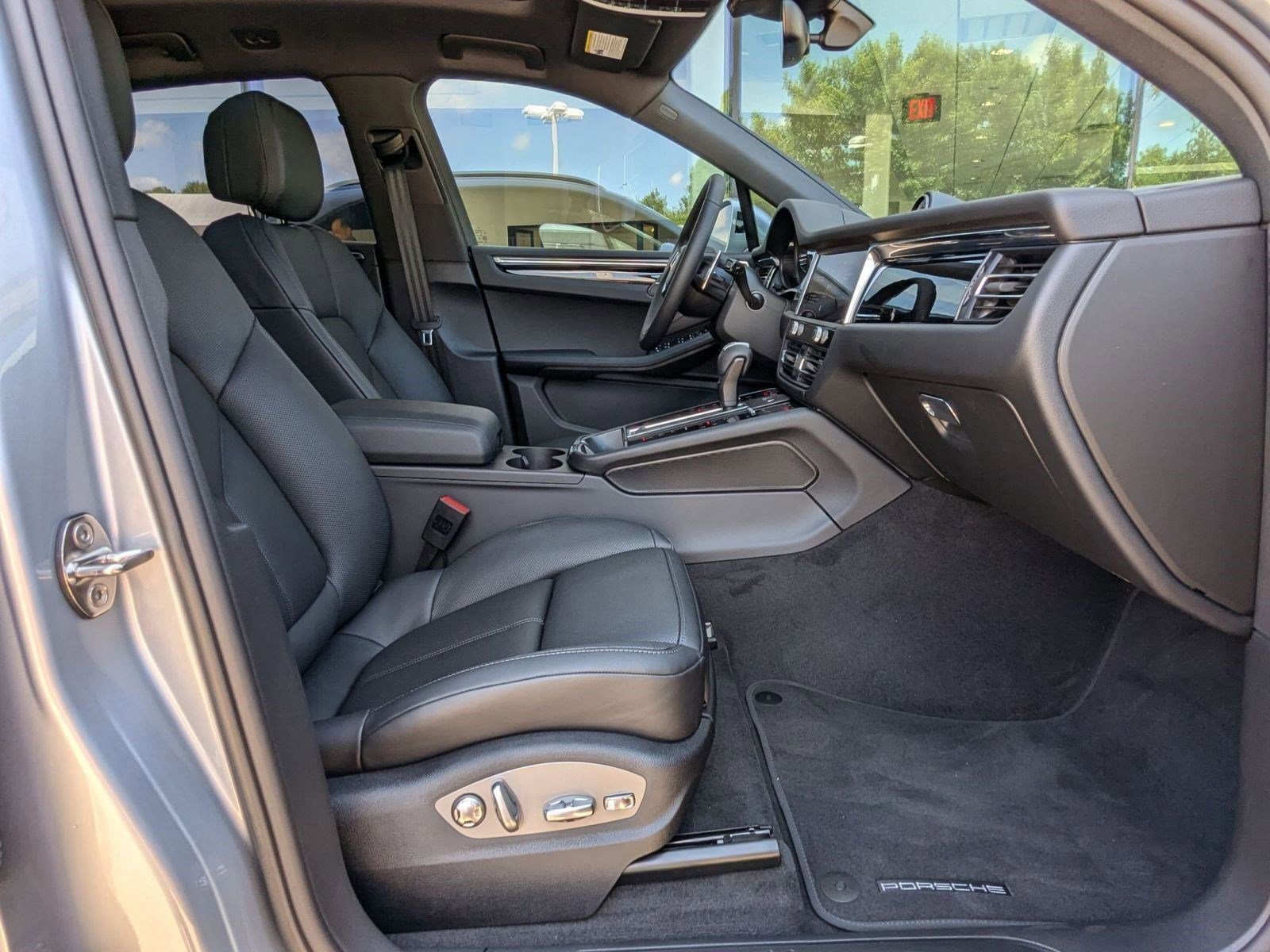 Certified 2025 Porsche Macan AWD/4WD image 25