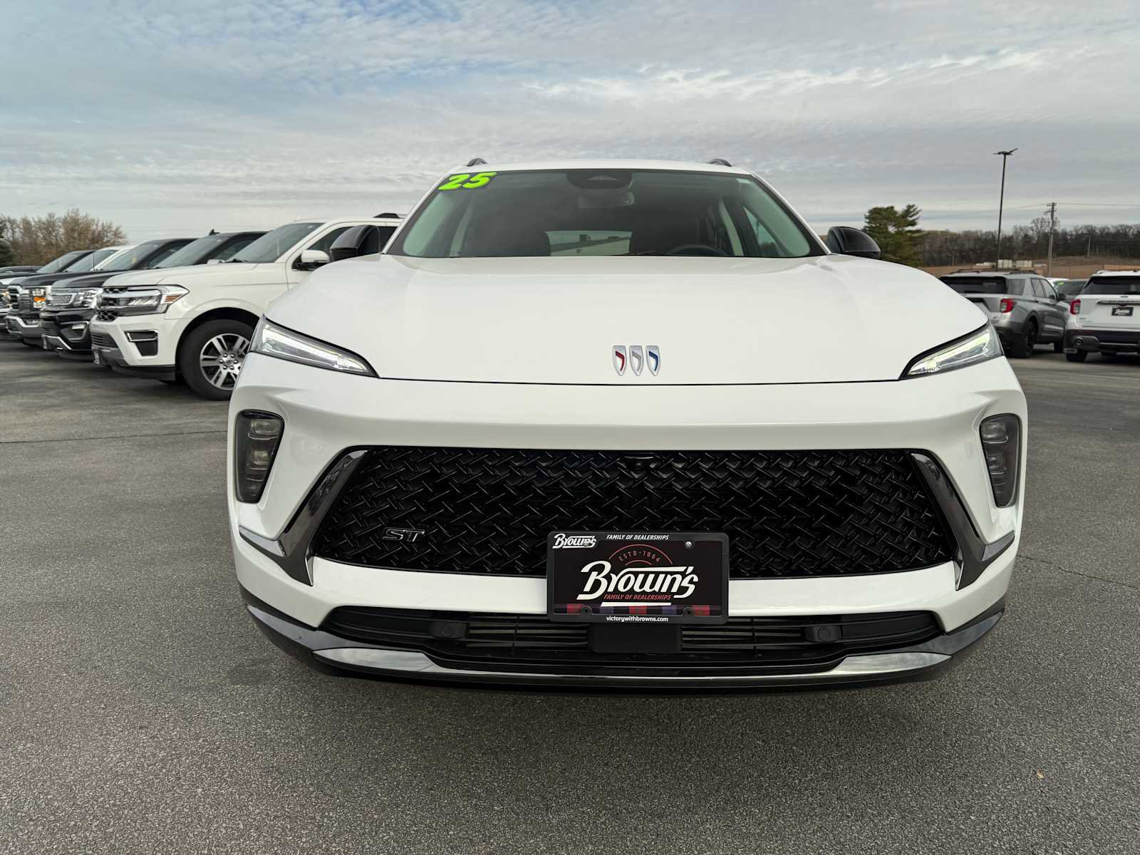 Used 2025 Buick Envision Sport Touring image 2