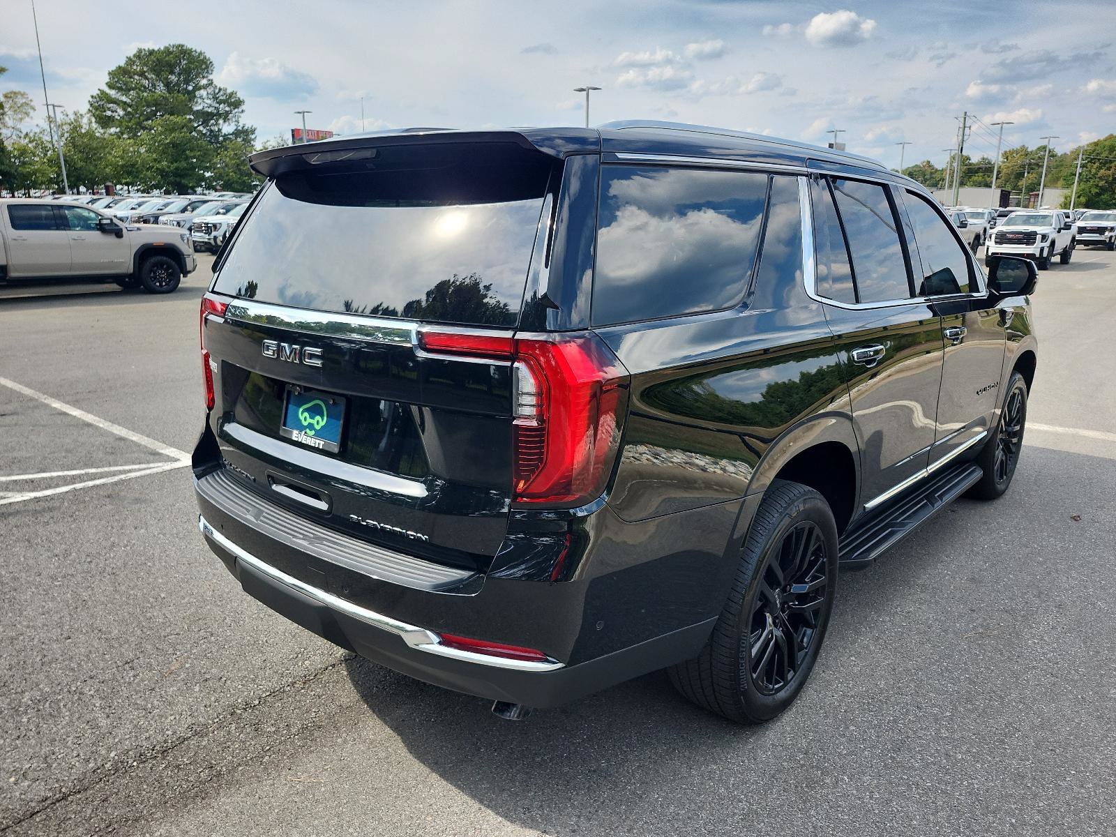 Certified 2025 GMC Yukon Elevation w/ LPO, Yukon Black Package AWD/4WD image 3