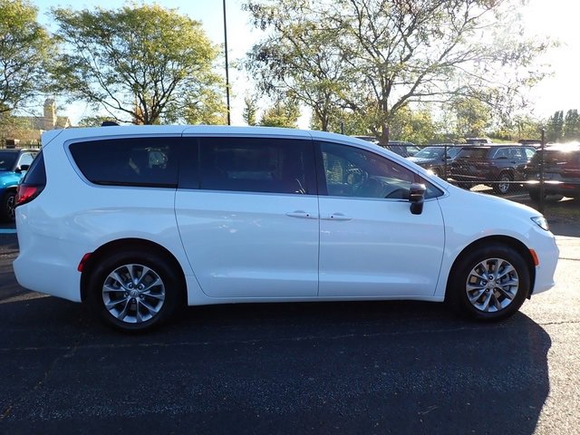 New 2026 Chrysler Pacifica Select image 8