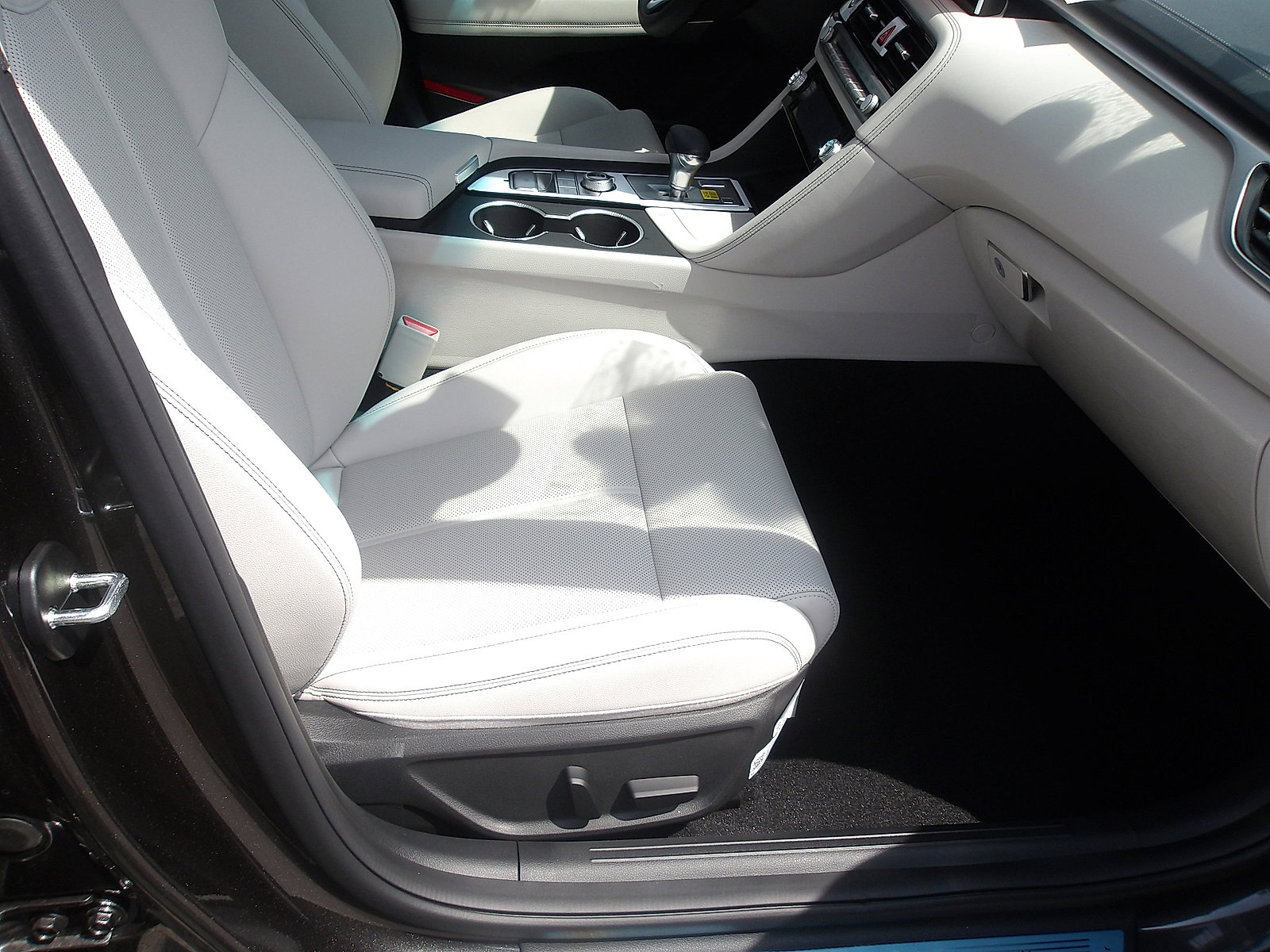 Used 2025 Genesis G70 2.5T image 9