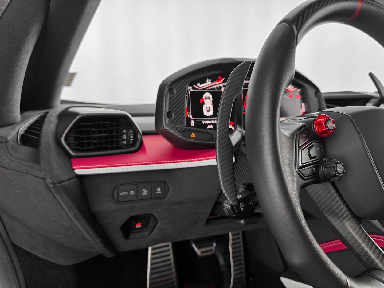 Used 2025 Lamborghini Revuelto image 17