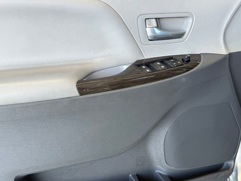 Used 2015 Toyota Sienna XLE w/ XLE Navigation Package image 17