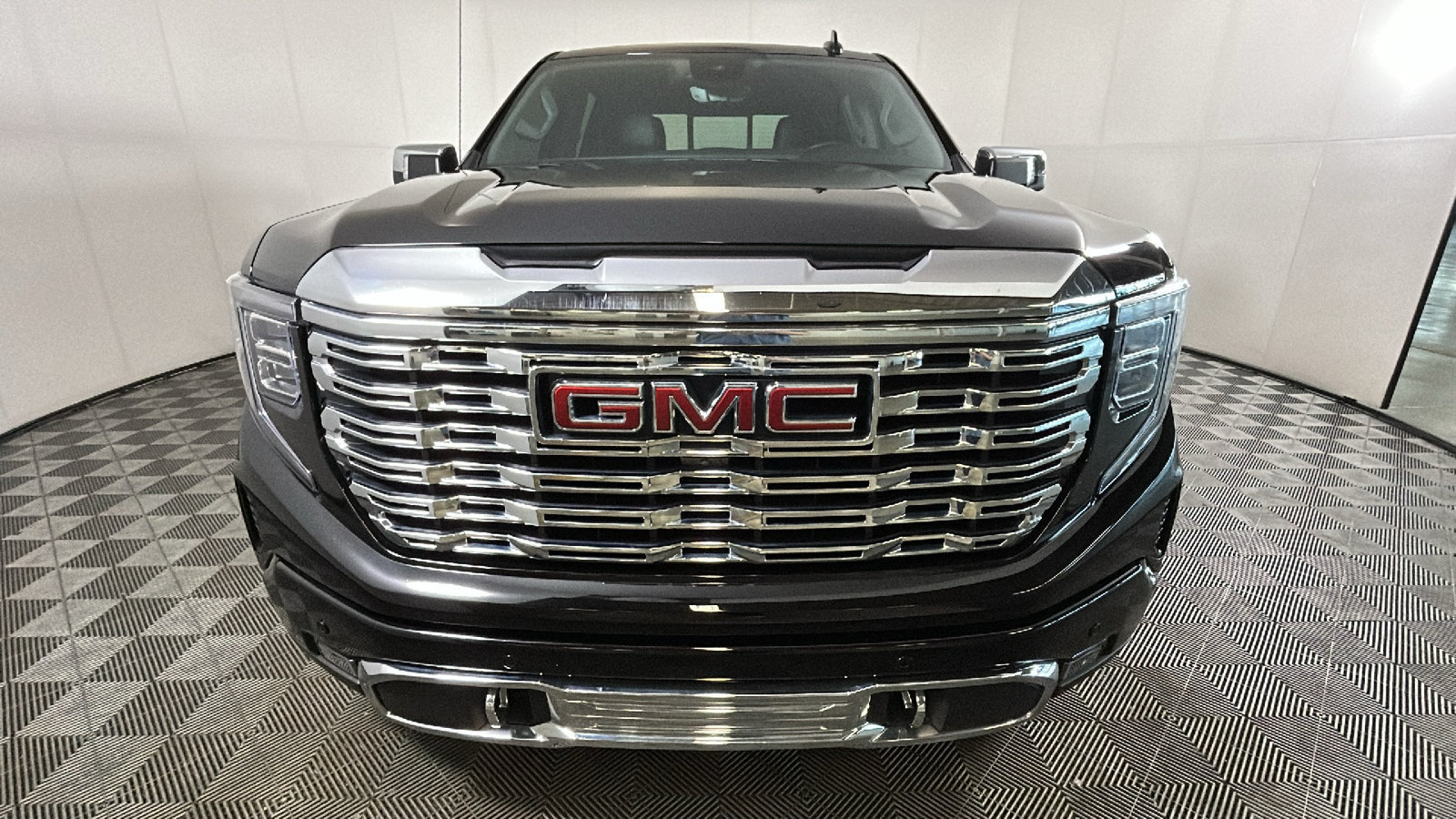 Used 2024 GMC Sierra 1500 Denali w/ Technology Package AWD/4WD image 9