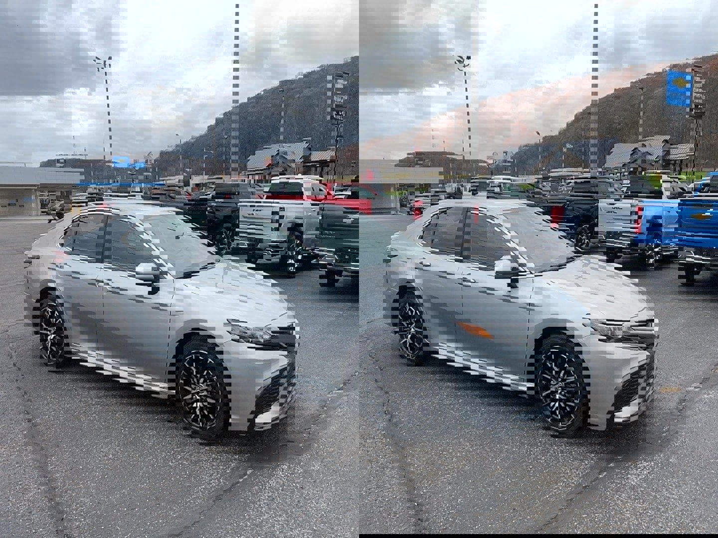 Used 2021 Toyota Camry SE image 1