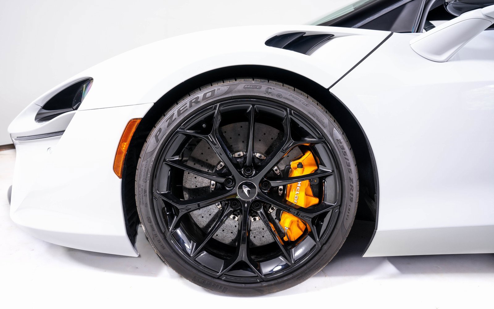 Used 2023 McLaren Artura image 13