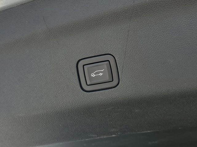 Used 2023 GMC Yukon XL SLT w/ SLT Premium Package AWD/4WD image 13