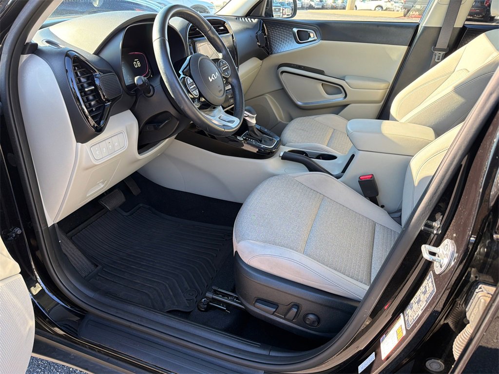 Used 2023 Kia Soul EX image 9