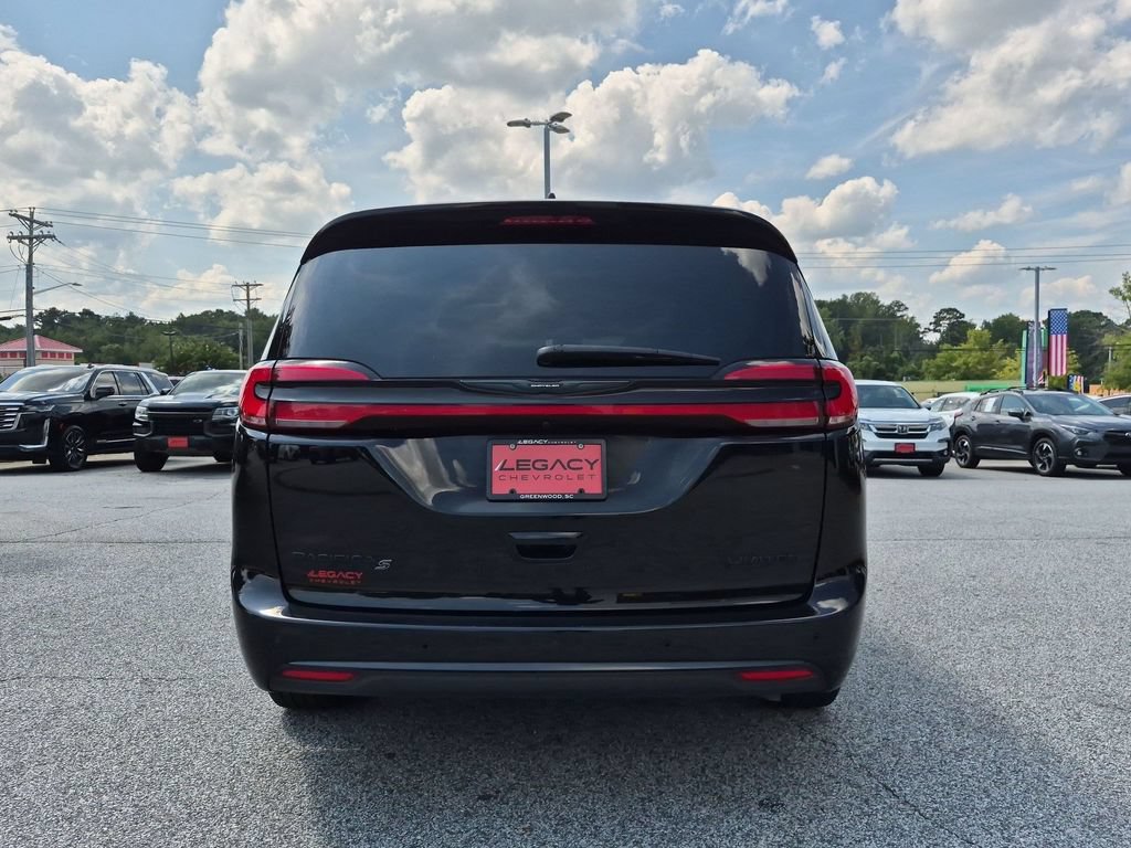 Used 2025 Chrysler Pacifica Limited FWD image 4