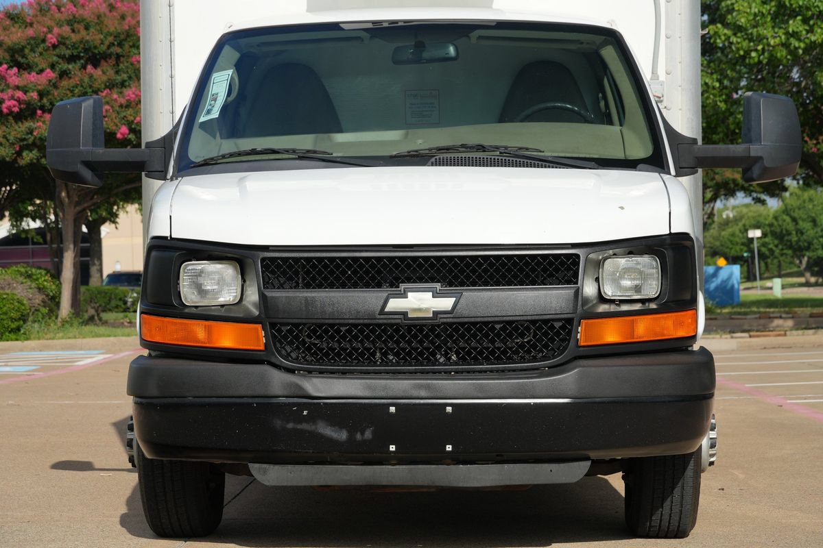 Used 2015 Chevrolet Express 4500 RWD image 17