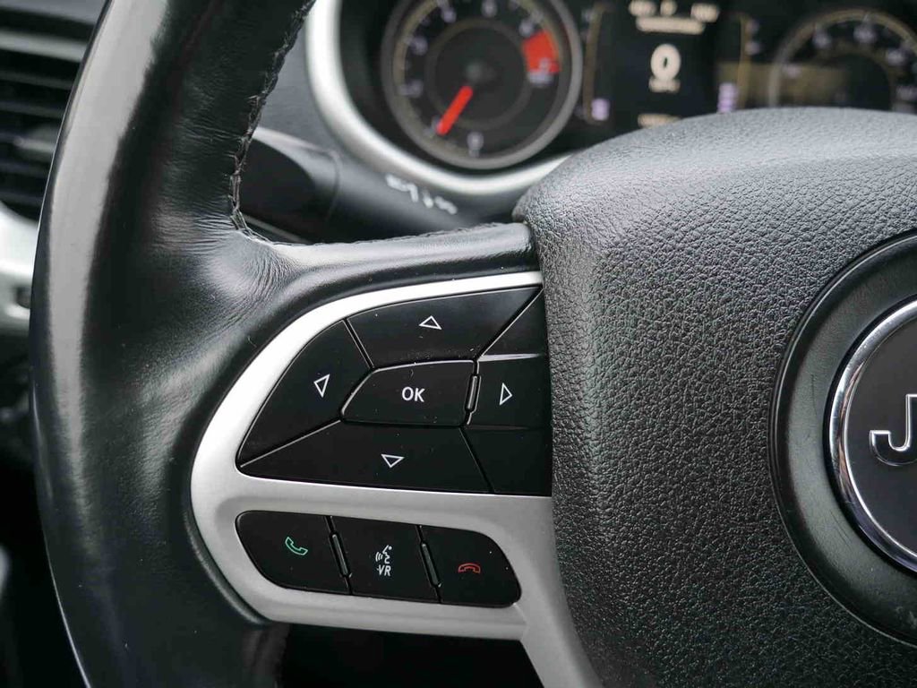 Used 2018 Jeep Cherokee Latitude Plus image 36