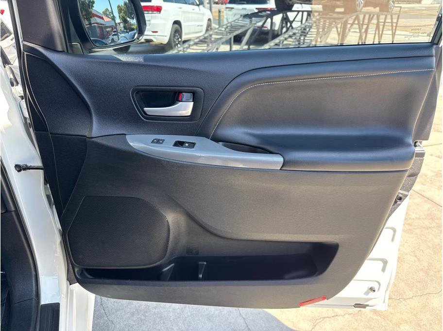 Used 2015 Toyota Sienna SE w/ SE Preferred Package FWD image 25