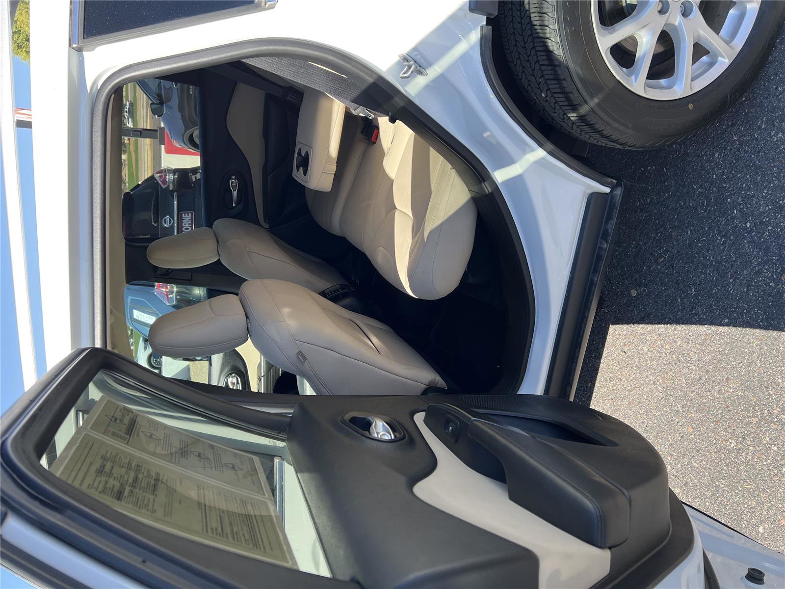 Used 2017 Jeep Cherokee Latitude w/ Comfort/Convenience Group image 14