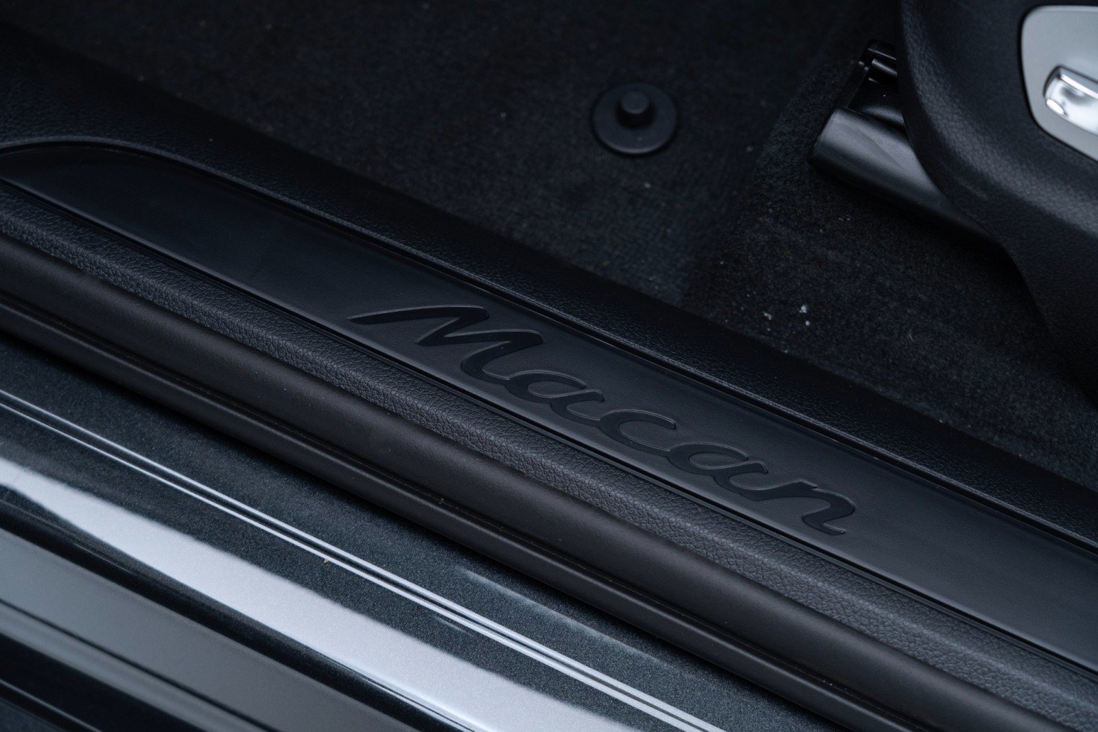 Certified 2025 Porsche Macan AWD/4WD image 14