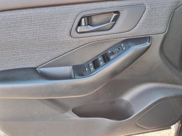 Used 2023 Nissan Rogue S image 17