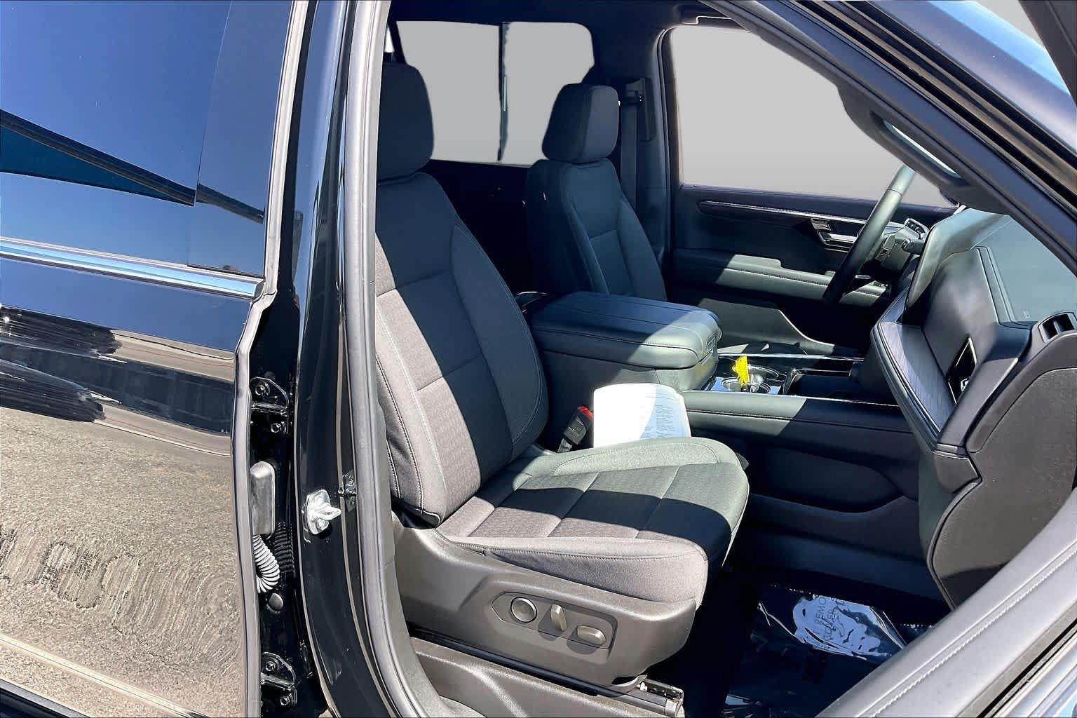 Used 2025 Chevrolet Suburban LS RWD image 8