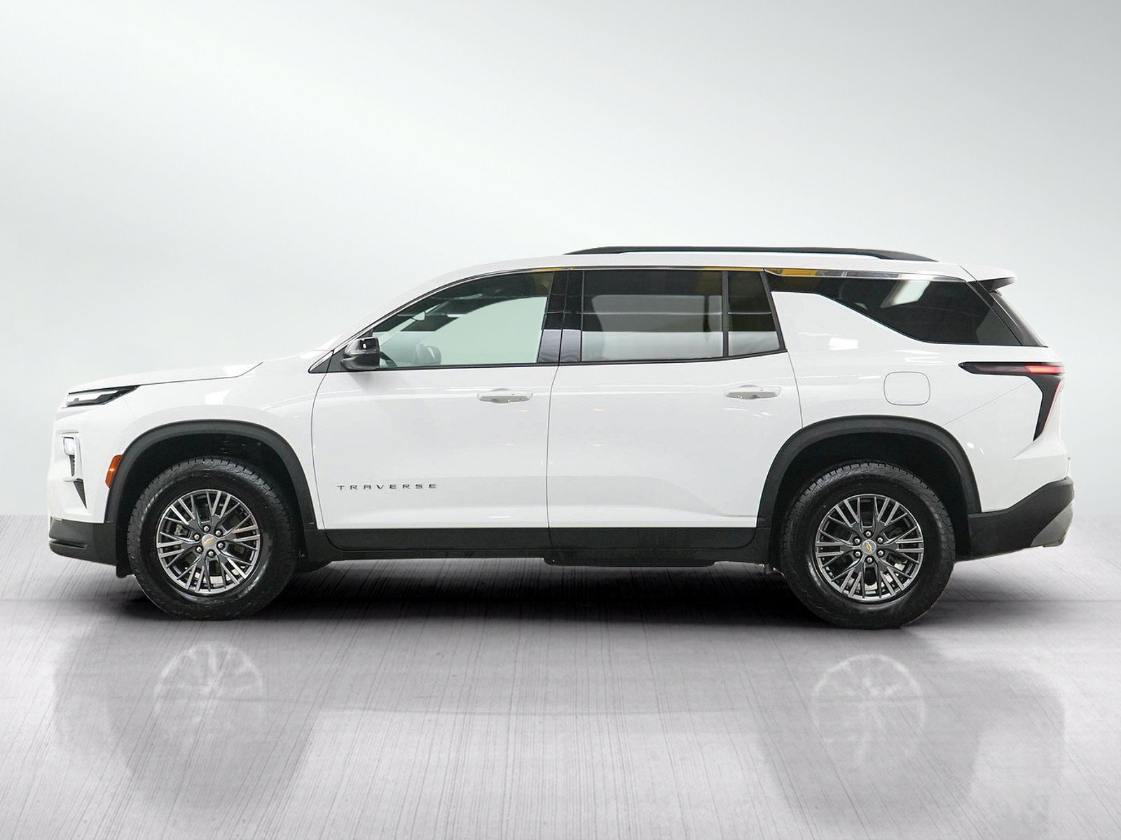 Used 2026 Chevrolet Traverse LT AWD/4WD image 2