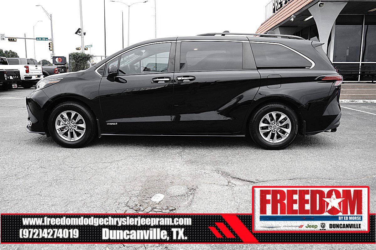 Used 2021 Toyota Sienna XLE FWD image 2