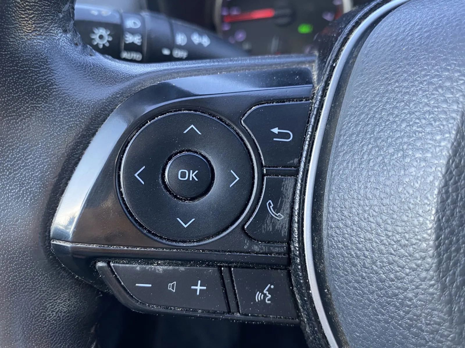 Used 2020 Toyota RAV4 XLE Premium image 17