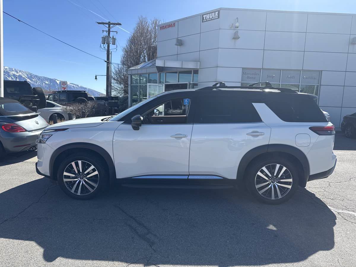 Used 2022 Nissan Pathfinder Platinum w/ Lighting Package (N93) AWD/4WD image 9