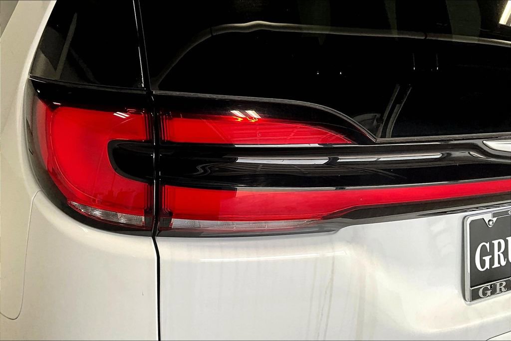 Used 2024 Chrysler Pacifica Select image 37