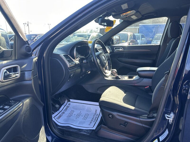 Used 2016 Jeep Grand Cherokee Laredo w/ Quick Order Package 23E AWD/4WD image 9