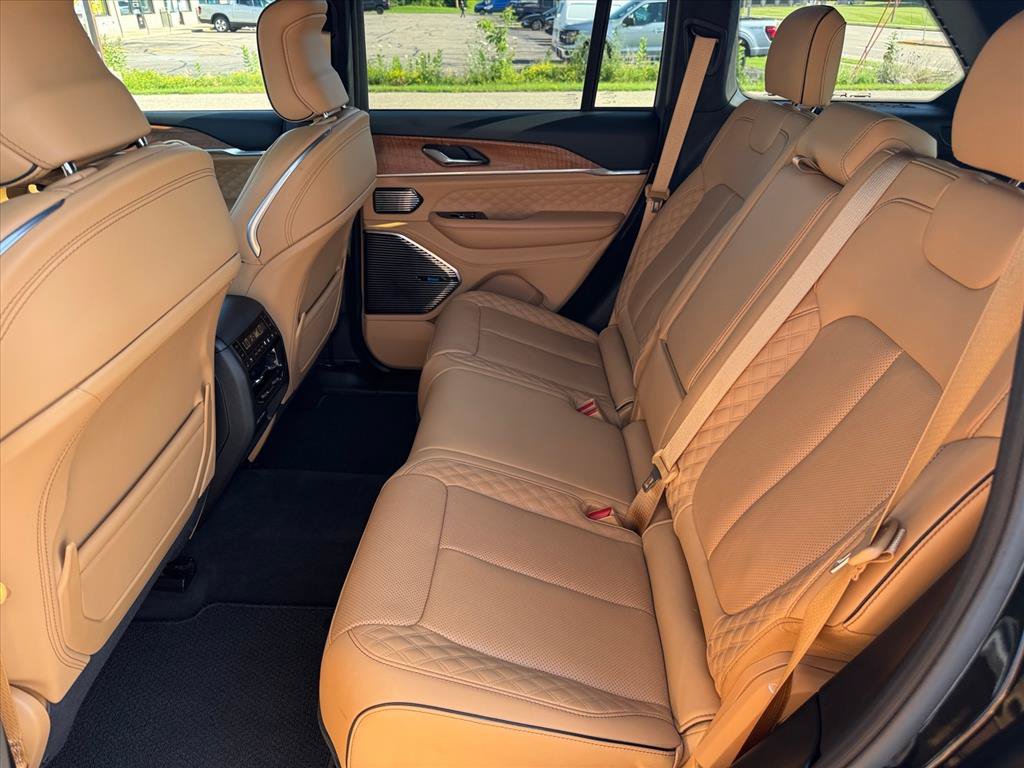 Used 2025 Jeep Grand Cherokee Summit AWD/4WD image 11