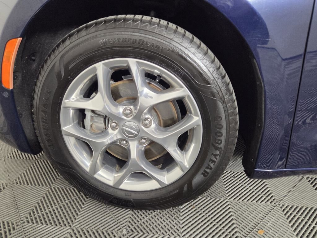 Certified 2018 Chrysler Pacifica Limited w/ Advanced Safetytec Group image 9